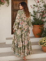 Detaliu decolteu V nasturi frontali și pliuri fluide rochie bumbac floral boho, All Above Boutique