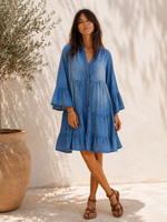 Rochie scurtă din denim spălăcit albastru cu mâneci cu volum, vedere frontală, fundal mediteranean, All Above Boutique
