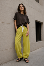Pantaloni trening largi verde fistic din material moale cu șnur talie, vedere frontală, All Above Boutique