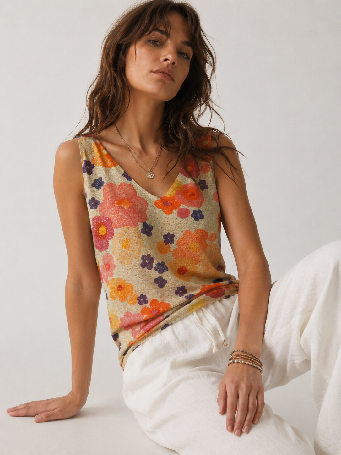 Maieu floral lurex auriu purtat cu pantalon alb, look boem vară, All Above Boutique