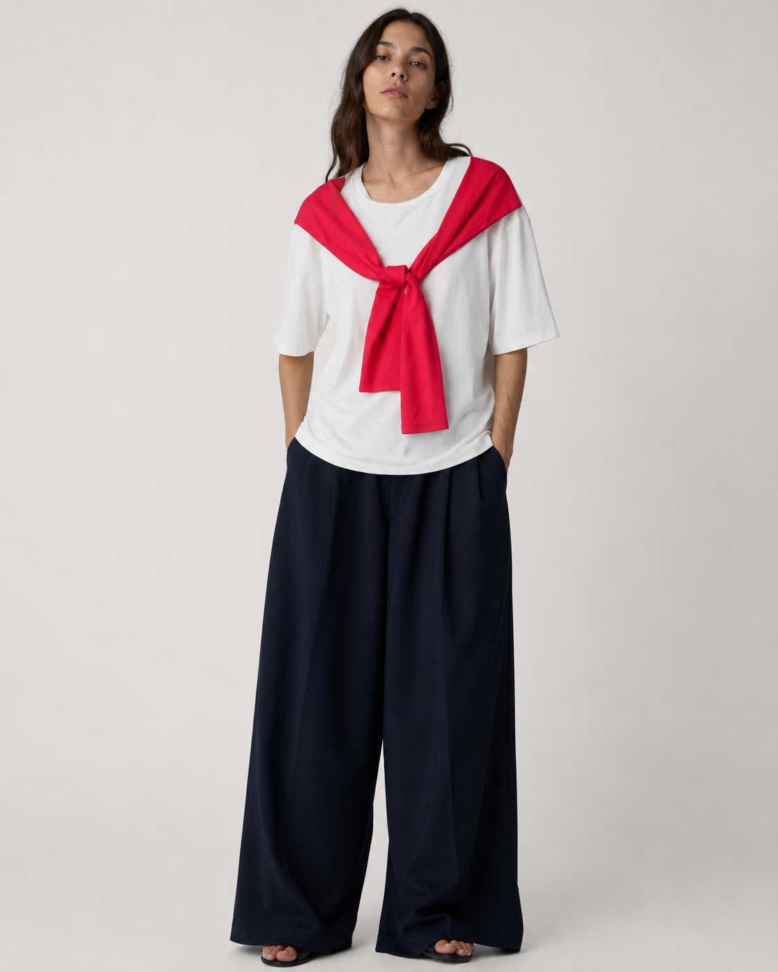 Tricou damă cu eșarfă accesoriu roșie inclusă în set, vedere frontală. All Above Boutique.