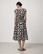 Detaliu cusaturi modelatoare si print romburi rochie viscoza midi, All Above Boutique