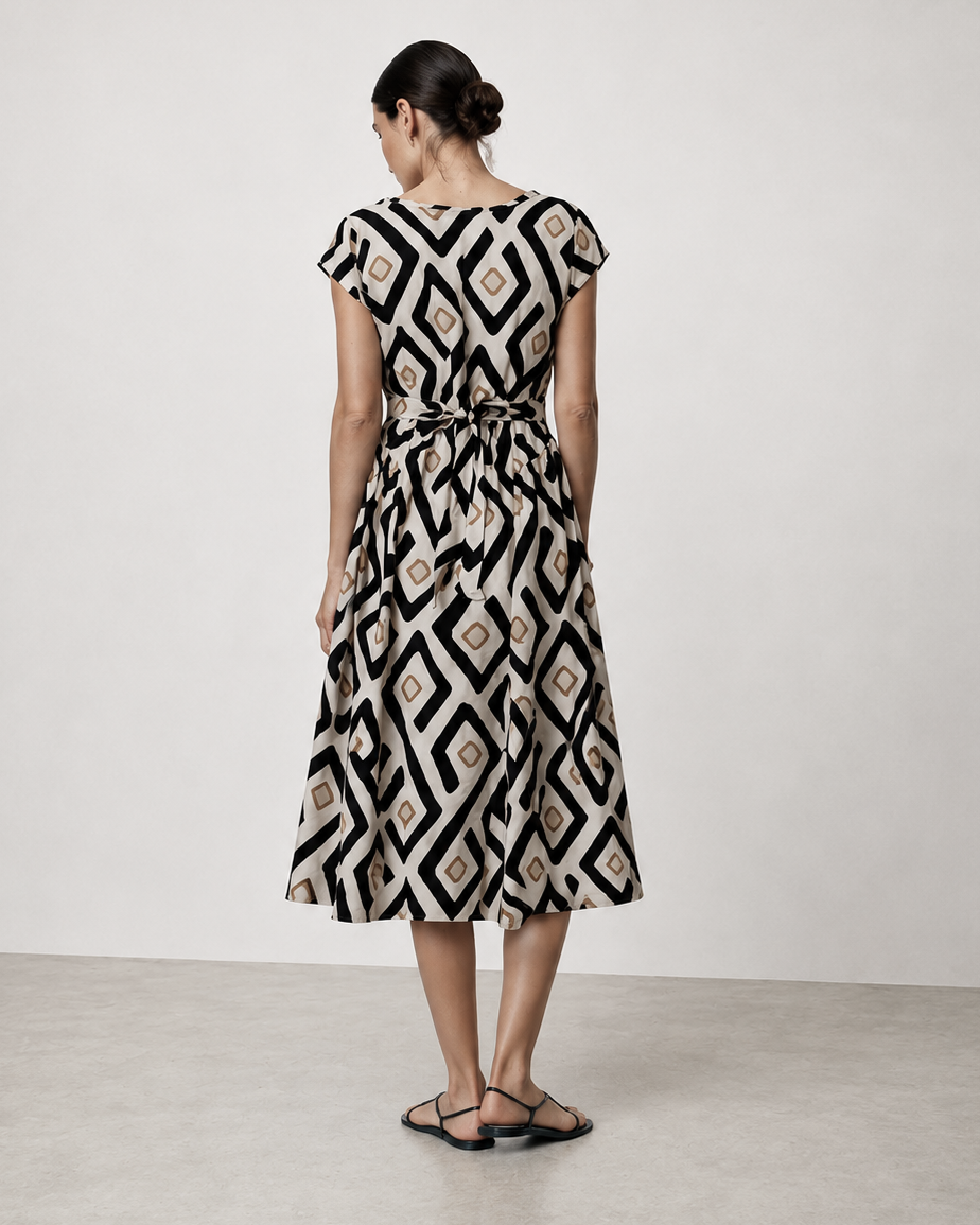 Detaliu cusaturi modelatoare si print romburi rochie viscoza midi, All Above Boutique
