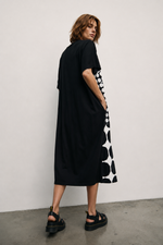 Rochie midi alb-negru cu buline, vedere laterală — All Above Boutique.