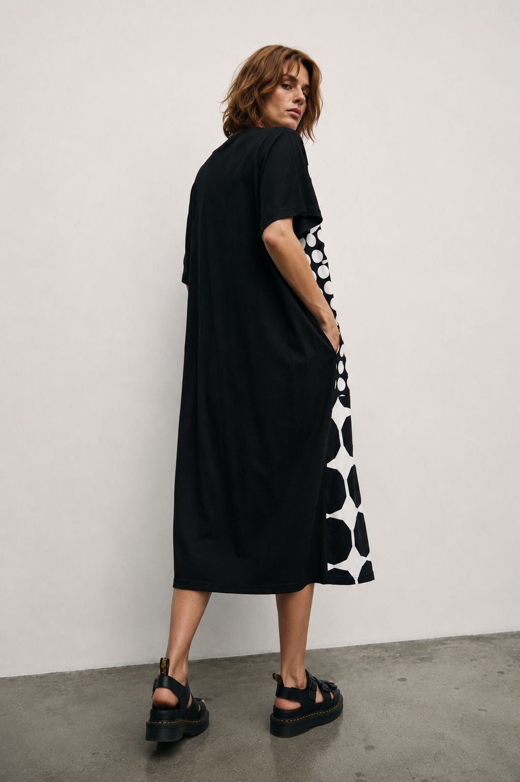 Rochie midi alb-negru cu buline, vedere laterală — All Above Boutique.
