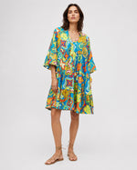 Rochie A line cu mânecă 3/4 și print cu flori colorate, vedere din față.