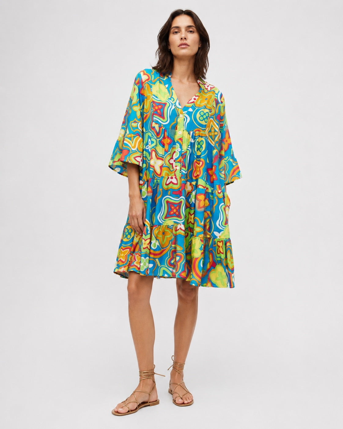Rochie A line cu mânecă 3/4 și print cu flori colorate, vedere din față.