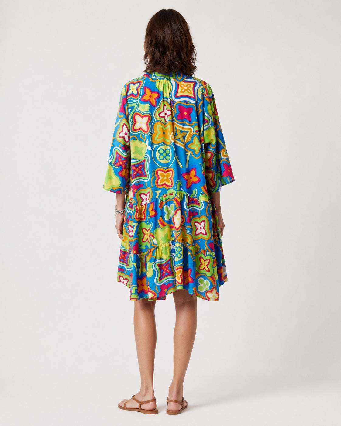 Rochie A line cu mânecă 3/4 și print cu flori colorate, vedere din spate.