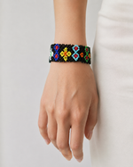 Brățară elastică din mărgele negre cu model etnic colorat, bijuterie pentru încheietură, All Above Boutique.