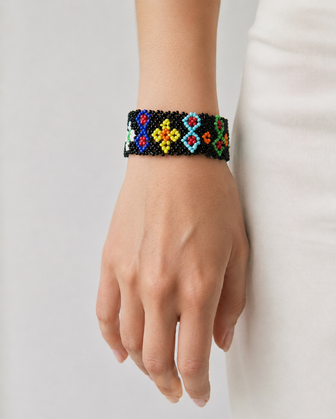 Brățară elastică din mărgele negre cu model etnic colorat, bijuterie pentru încheietură, All Above Boutique.