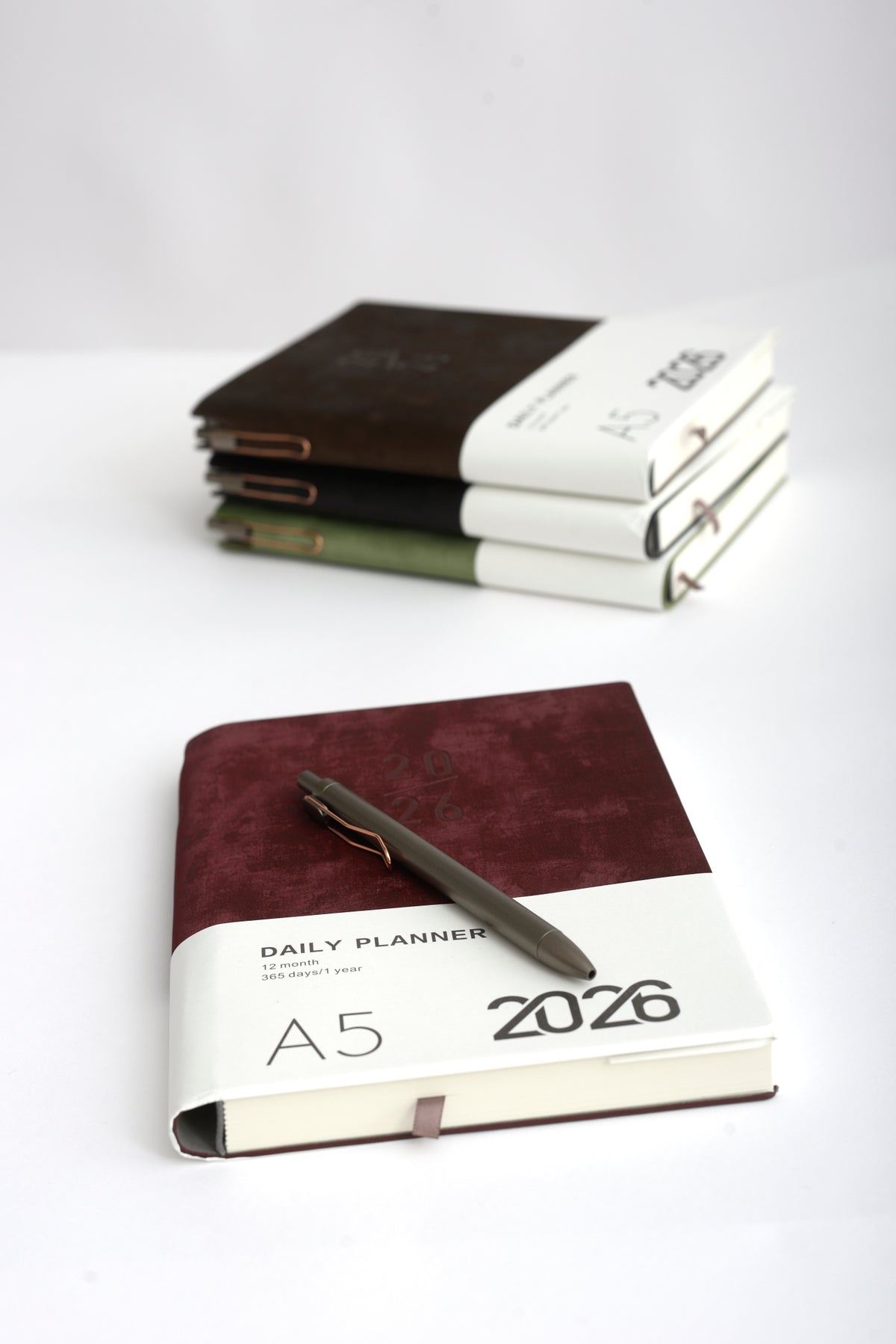 Set agendă 2026 cu copertă din catifea bordo și pix elegant metalic.