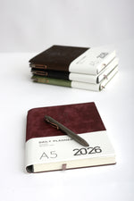 Set agendă 2026 cu copertă din catifea bordo și pix elegant metalic.
