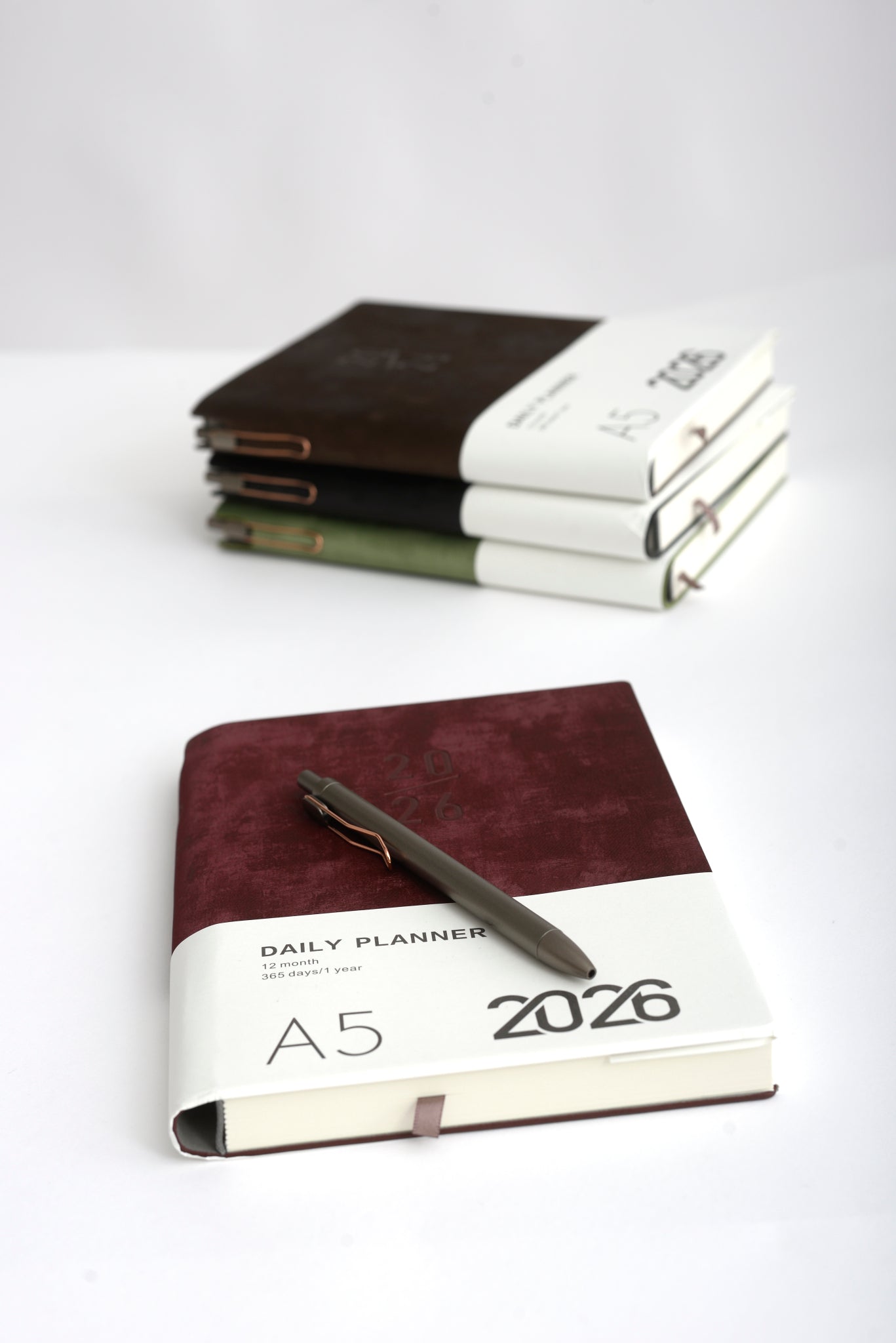 Set agendă 2026 cu copertă din catifea bordo și pix elegant metalic.