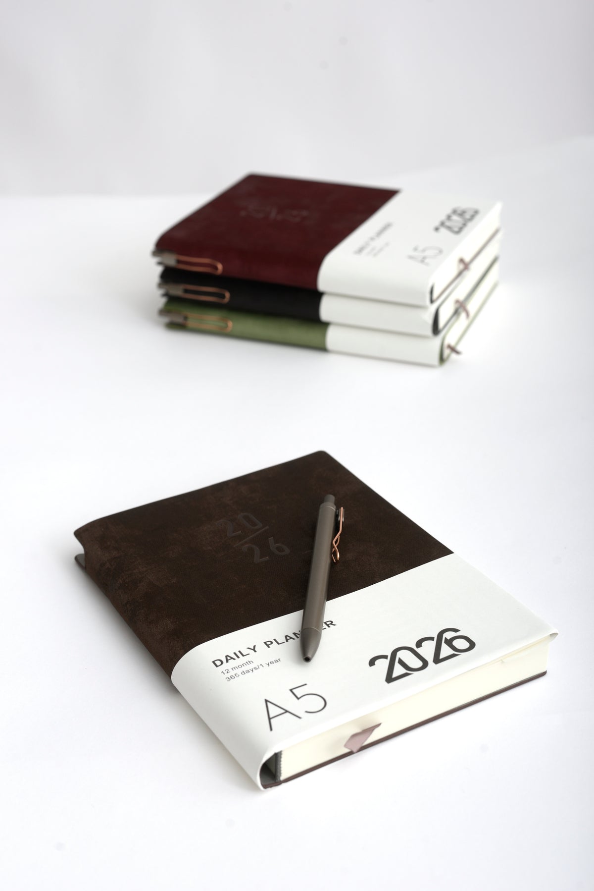 Set agendă 2026 cu copertă din catifea maro și pix elegant metalic.