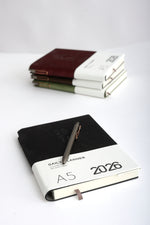 Set agendă 2026 cu copertă din catifea negru și pix elegant metalic.