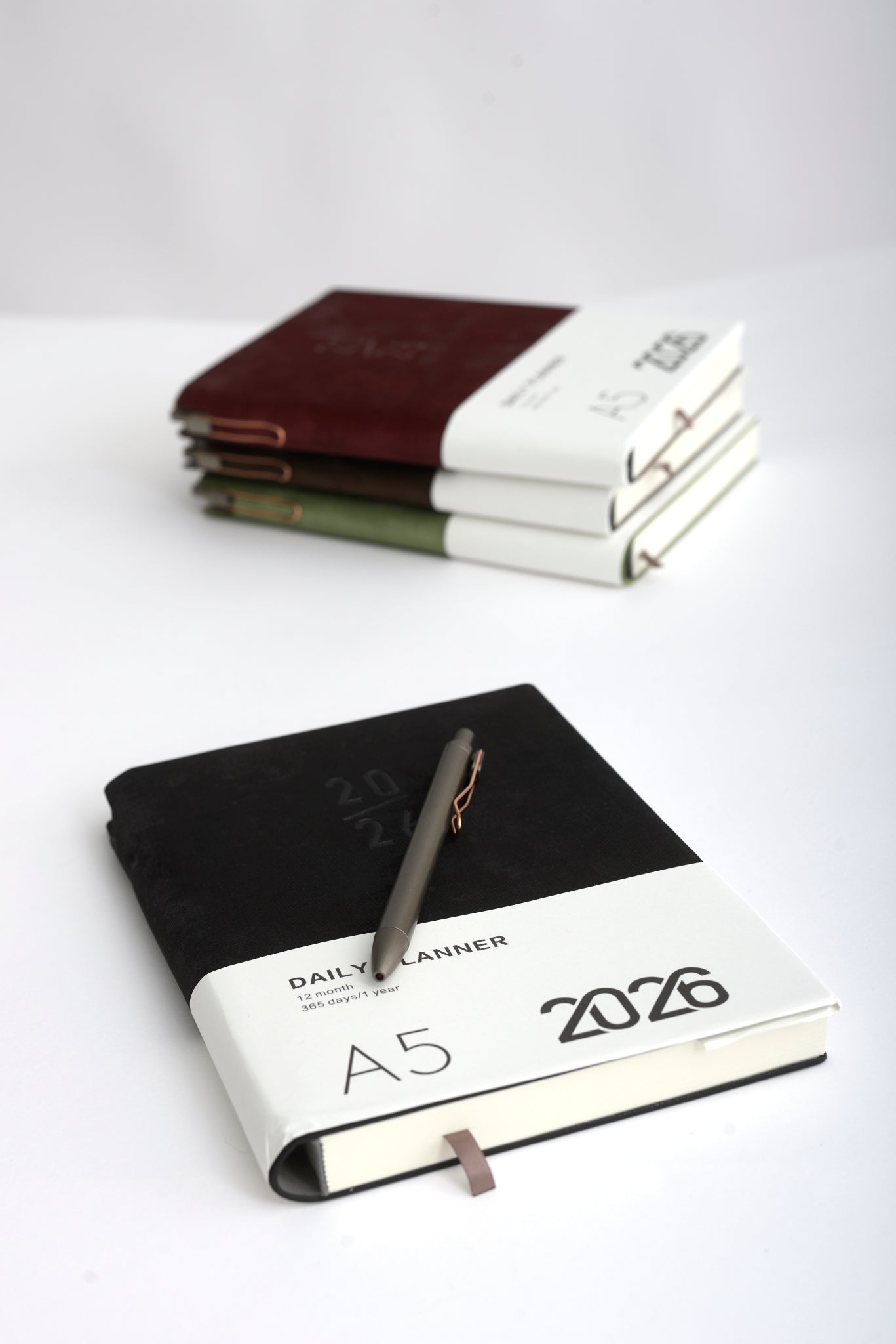 Set agendă 2026 cu copertă din catifea negru și pix elegant metalic.