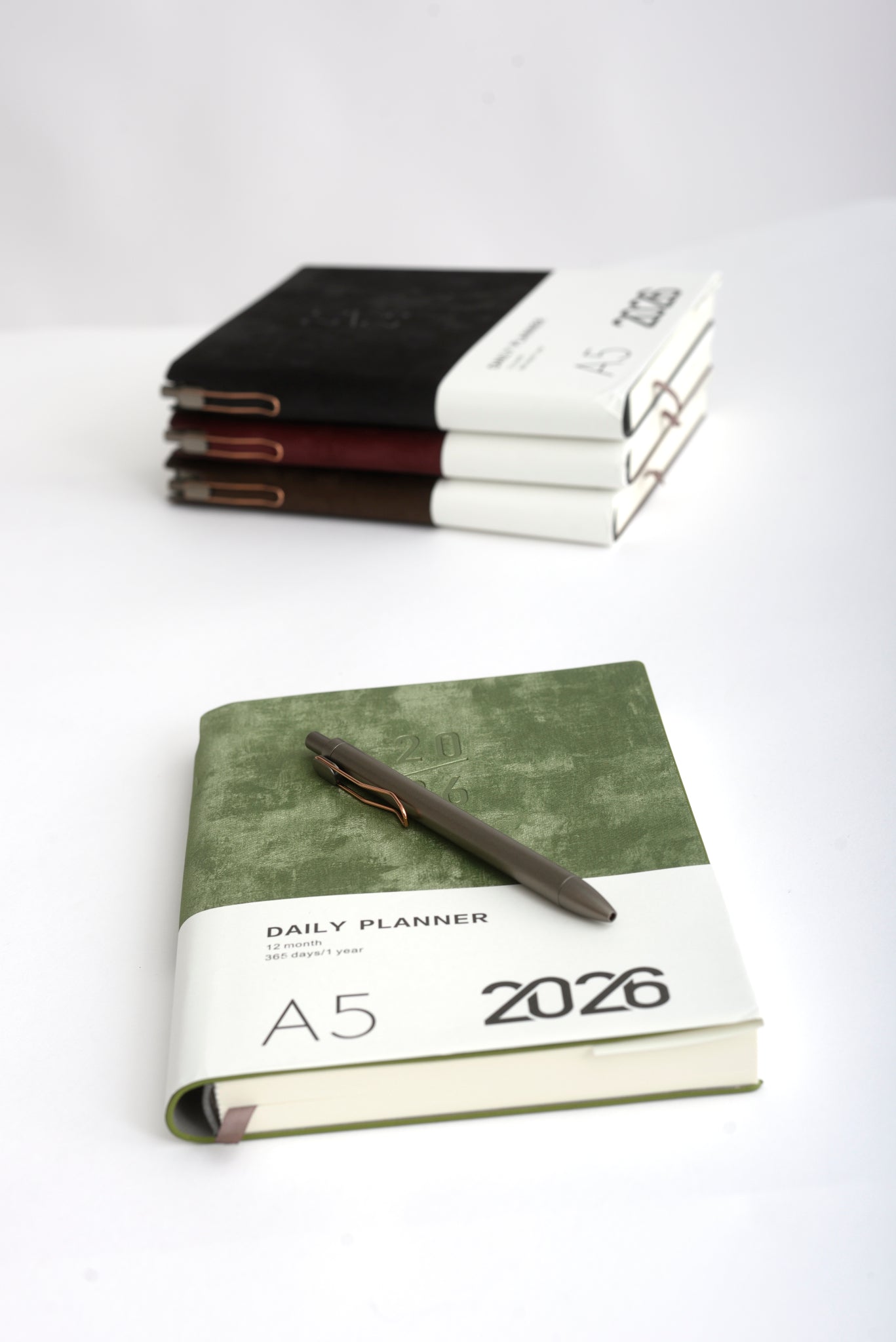 Agendă 2026 elegantă cu copertă din catifea verde și pix asortat, format A5.