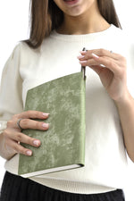 Agendă deschisă 2026 cu hârtie ivoire și design elegant, alături de pix metalic.