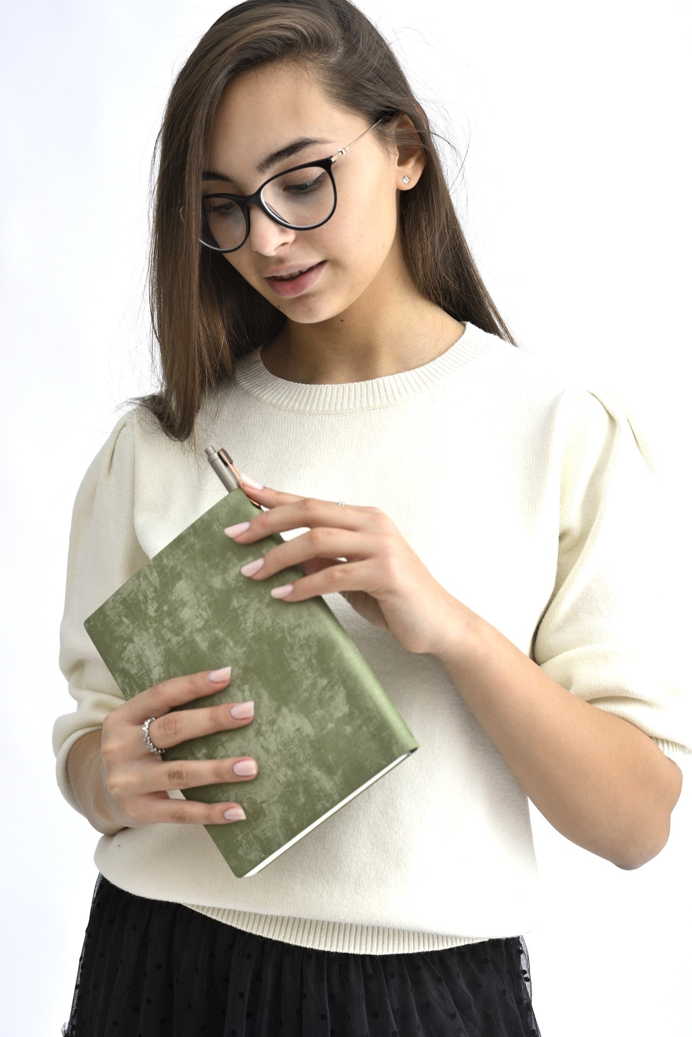 Femeie ținând în mână o agendă 2026 cu copertă din catifea verde și inscripție A5.