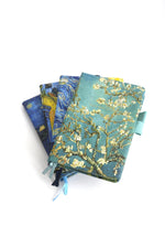 Set de agende mici cu copertă decorată cu picturi celebre, format compact pentru notițe.