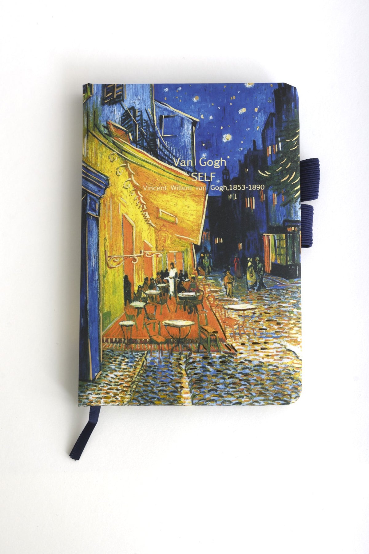 Agendă mică cu copertă imprimată cu lucrarea „Terasa cafenelei noaptea” de Van Gogh.