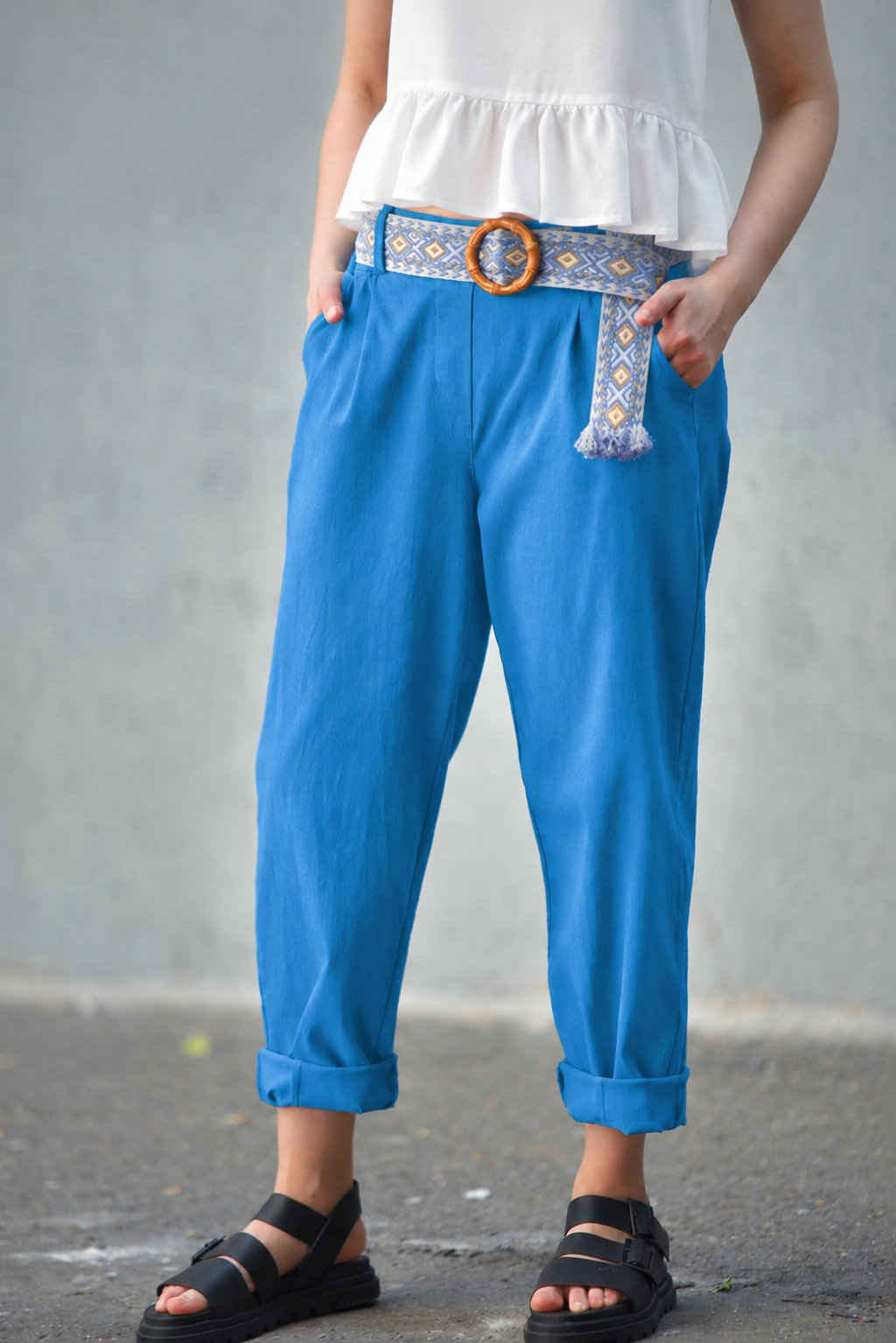 Pantaloni conici din viscoză cu centură etnică colorată, în nuanța albastru, vedere frontală.