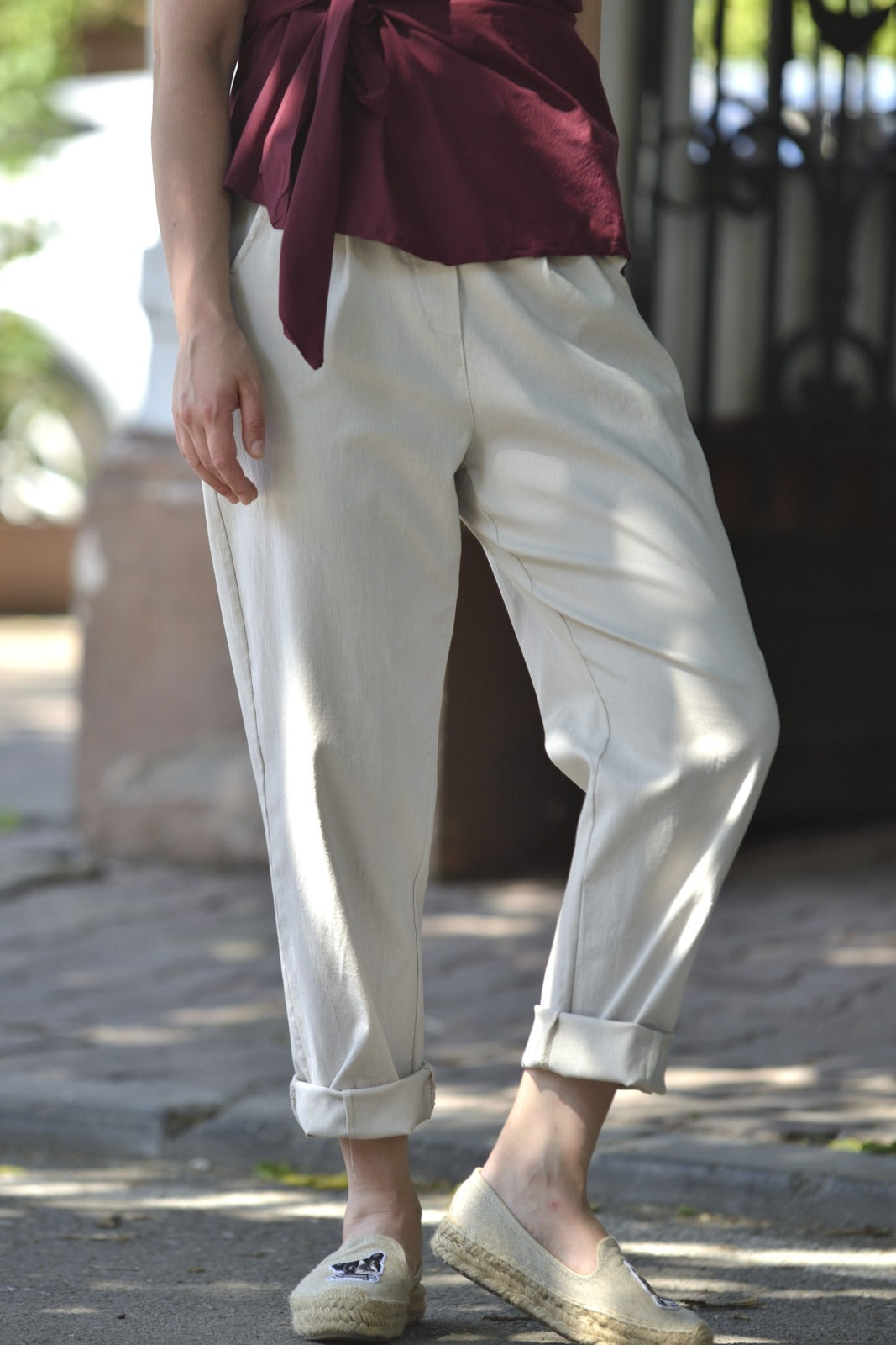 Detaliu al croielii conice și al texturii fine din viscoză la pantalonii cu centură etnică.