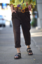 Pantaloni conici din viscoză cu centură etnică, în nuanța maro cafea, purtați într-o ținută casual.