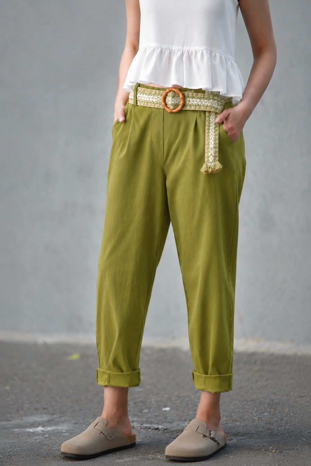 Pantaloni conici din viscoză cu centură etnică colorată, în nuanța verde fistic, vedere frontală.