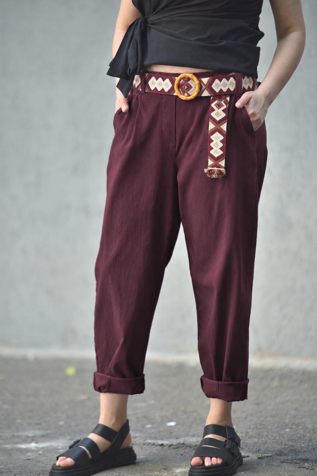Pantaloni conici din viscoză cu centură etnică colorată, în nuanța violet închis, vedere frontală.
