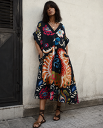 Rochie midi în V cu mânecă scurtă și print colorat, în nuanța bleumarin, vedere din față.
