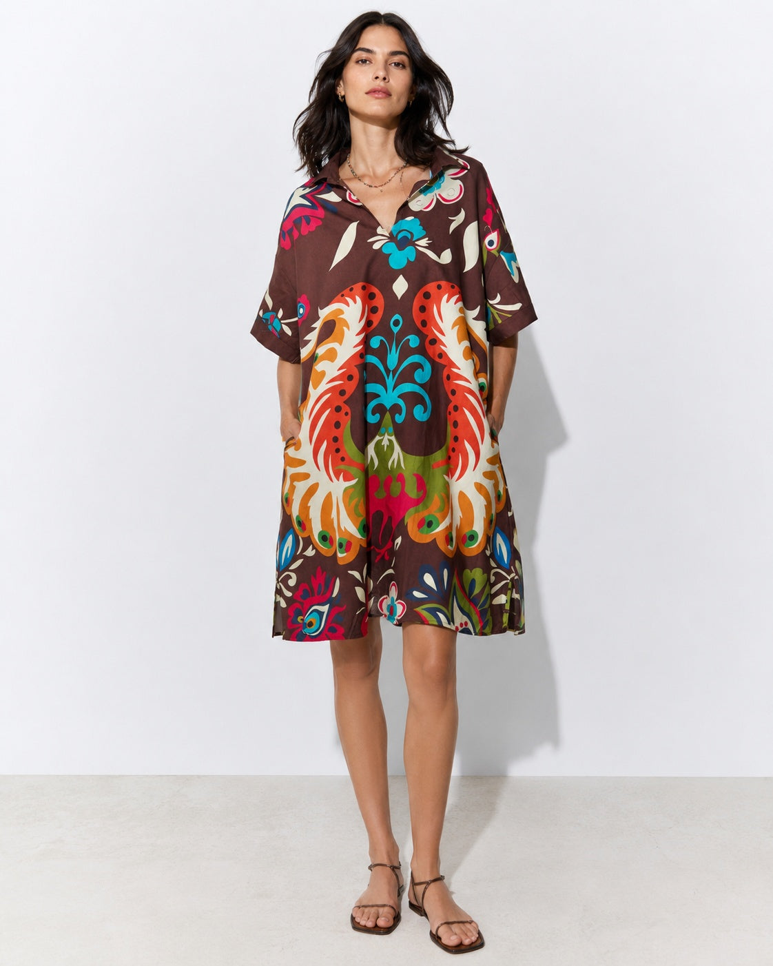 Rochie midi cu guler rever, mânecă scurtă și print colorat, în nuanța maro, vedere din față.