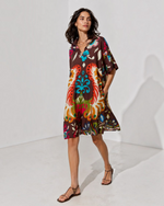 Rochie midi cu guler rever, mânecă scurtă și print colorat, în nuanța maro, vedere din față.