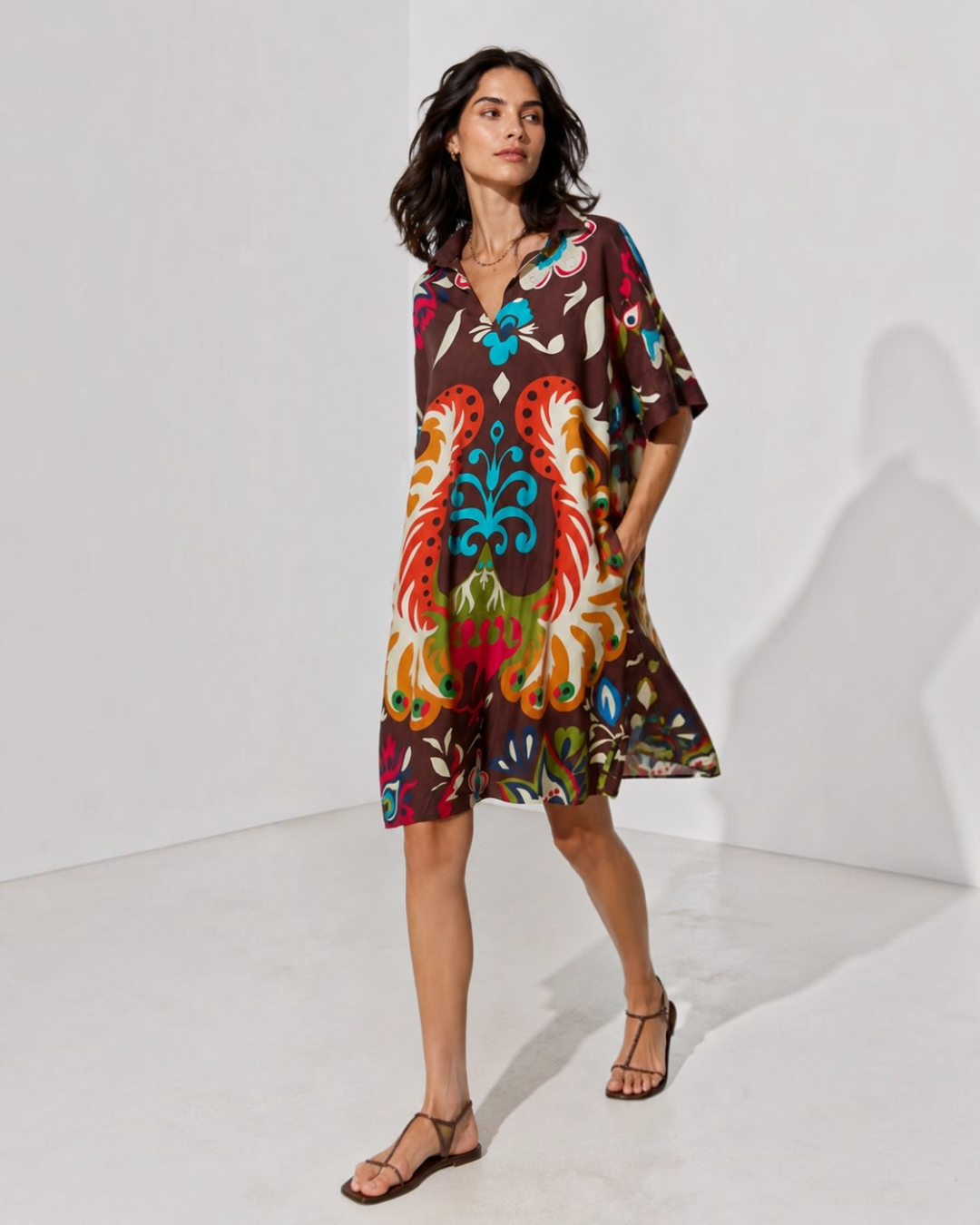 Rochie midi cu guler rever, mânecă scurtă și print colorat, în nuanța maro, vedere din față.