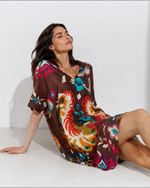 Rochie midi cu guler rever, mânecă scurtă și print colorat, în nuanța maro, vedere din față.