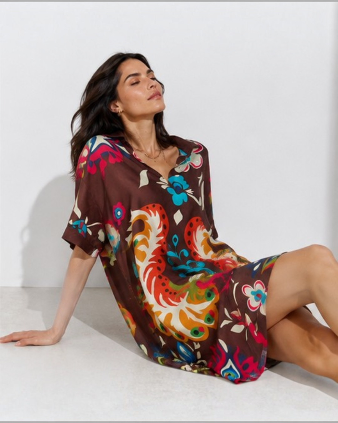 Rochie midi cu guler rever, mânecă scurtă și print colorat, în nuanța maro, vedere din față.