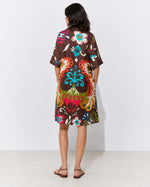 Rochie midi cu guler rever, mânecă scurtă și print colorat, în nuanța maro, vedere din spate.