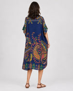 Rochie midi tip cămașă cu rever și print india, în nuanța bleumarin, vedere din spate.