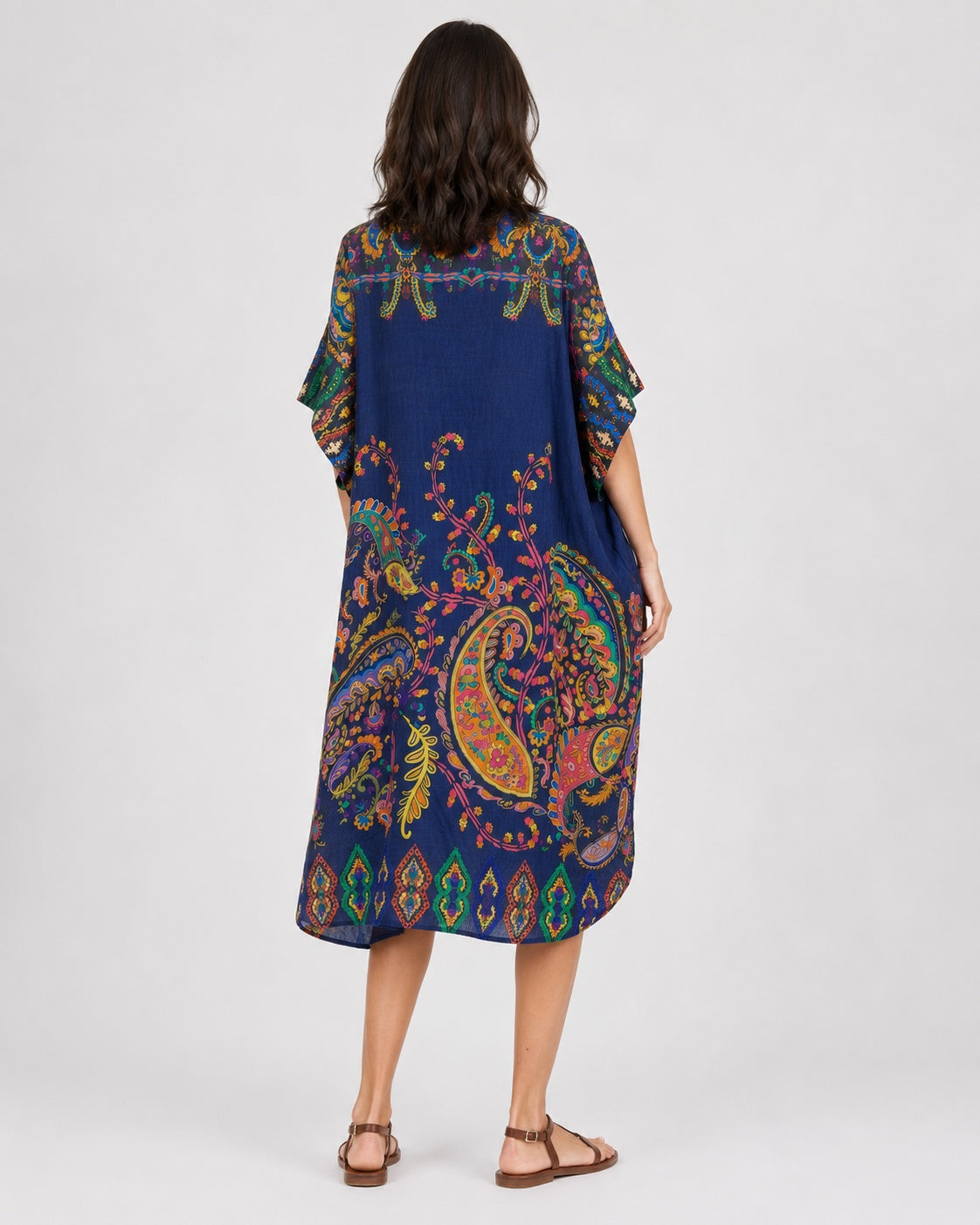 Rochie midi tip cămașă cu rever și print india, în nuanța bleumarin, vedere din spate.