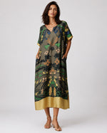 Rochie midi satinată cu print abstract natural, în nuanța kaki, vedere din față.