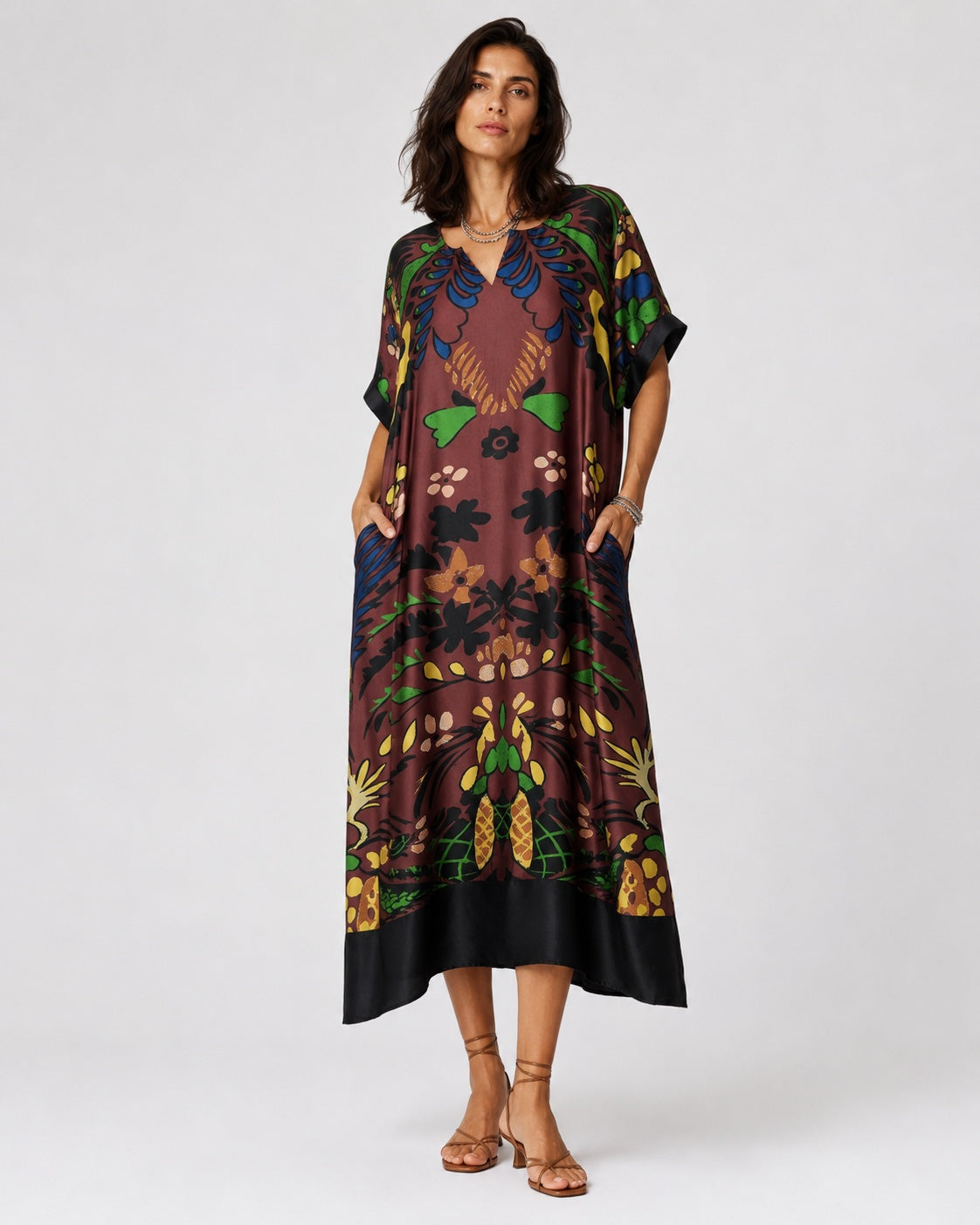 Rochie midi satinată cu print abstract natural, în nuanța maro, vedere din față.