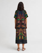 Rochie midi satinată cu print abstract natural, în nuanța maro, vedere din spate.