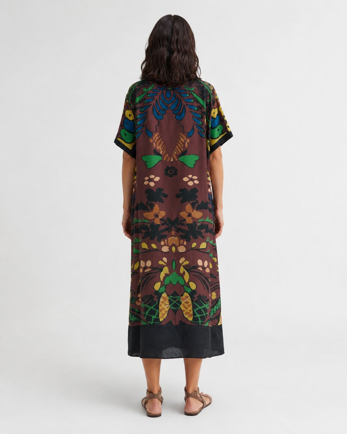 Rochie midi satinată cu print abstract natural, în nuanța maro, vedere din spate.