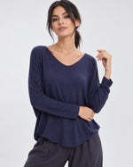 Bluză lejeră din tricot moale cu decolteu V, nuanța bleumarin, All Above Boutique.