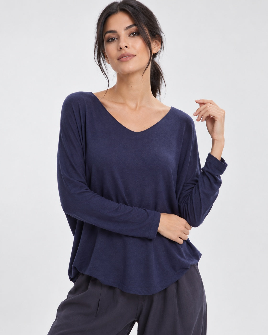Bluză lejeră din tricot moale cu decolteu V, nuanța bleumarin, All Above Boutique.
