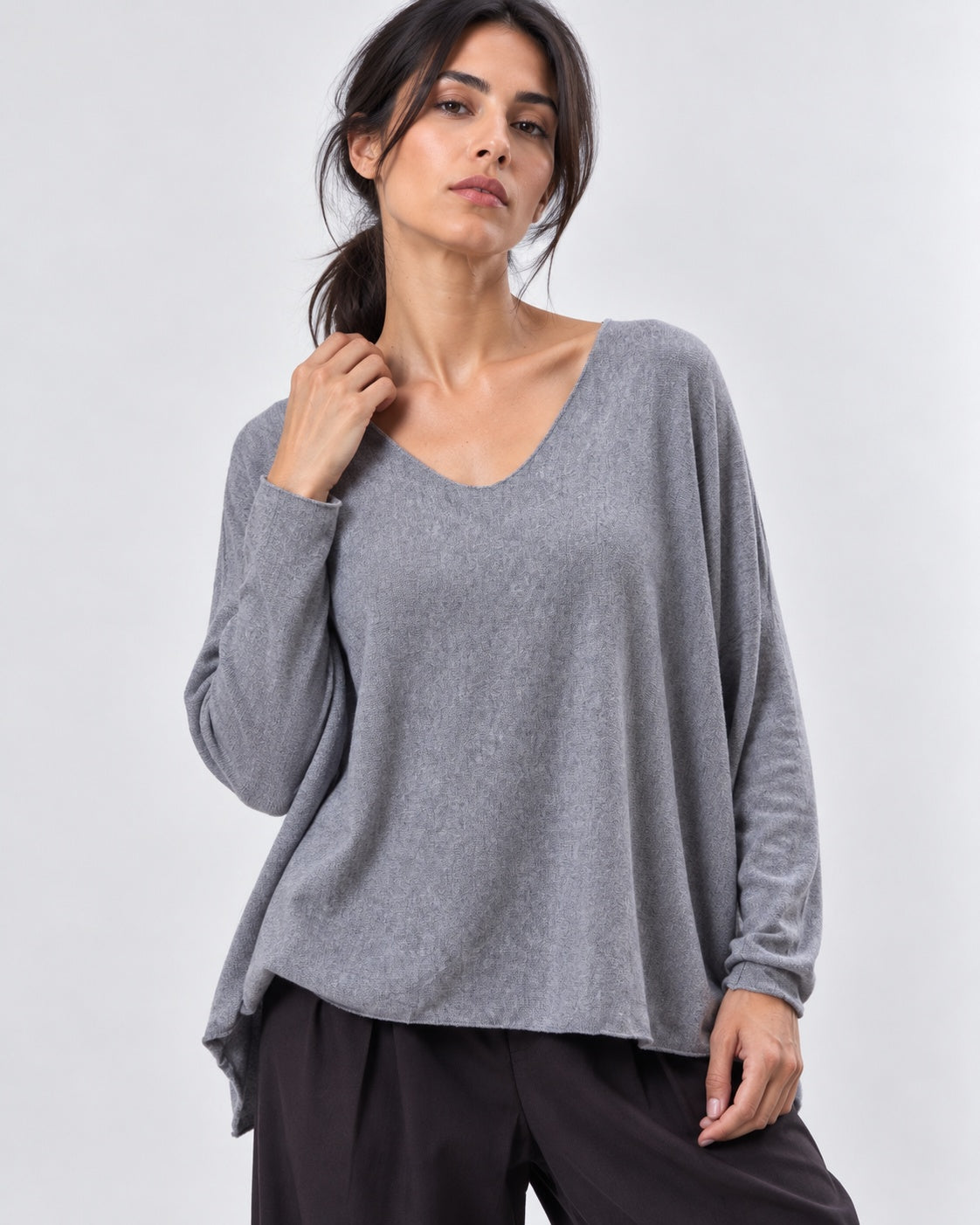 Bluză lejeră din tricot moale cu decolteu V, nuanța gri deschis, All Above Boutique.