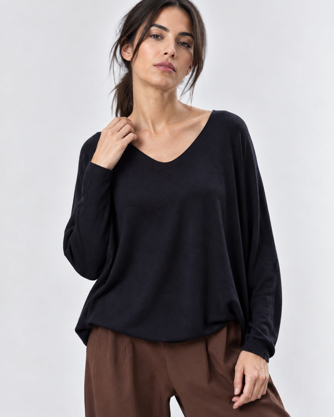 Bluză lejeră din tricot moale cu decolteu V, nuanța negru, All Above Boutique.