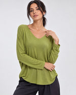 Bluză lejeră din tricot moale cu decolteu V, nuanța verde fistic, All Above Boutique.