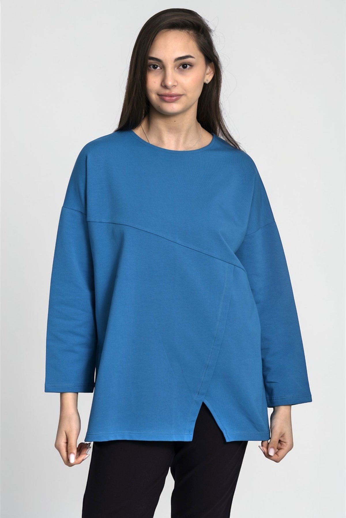 Bluză lejeră din bumbac cu cusătură în diagonală, în nuanța cyan, purtată pe model, All Above Boutique