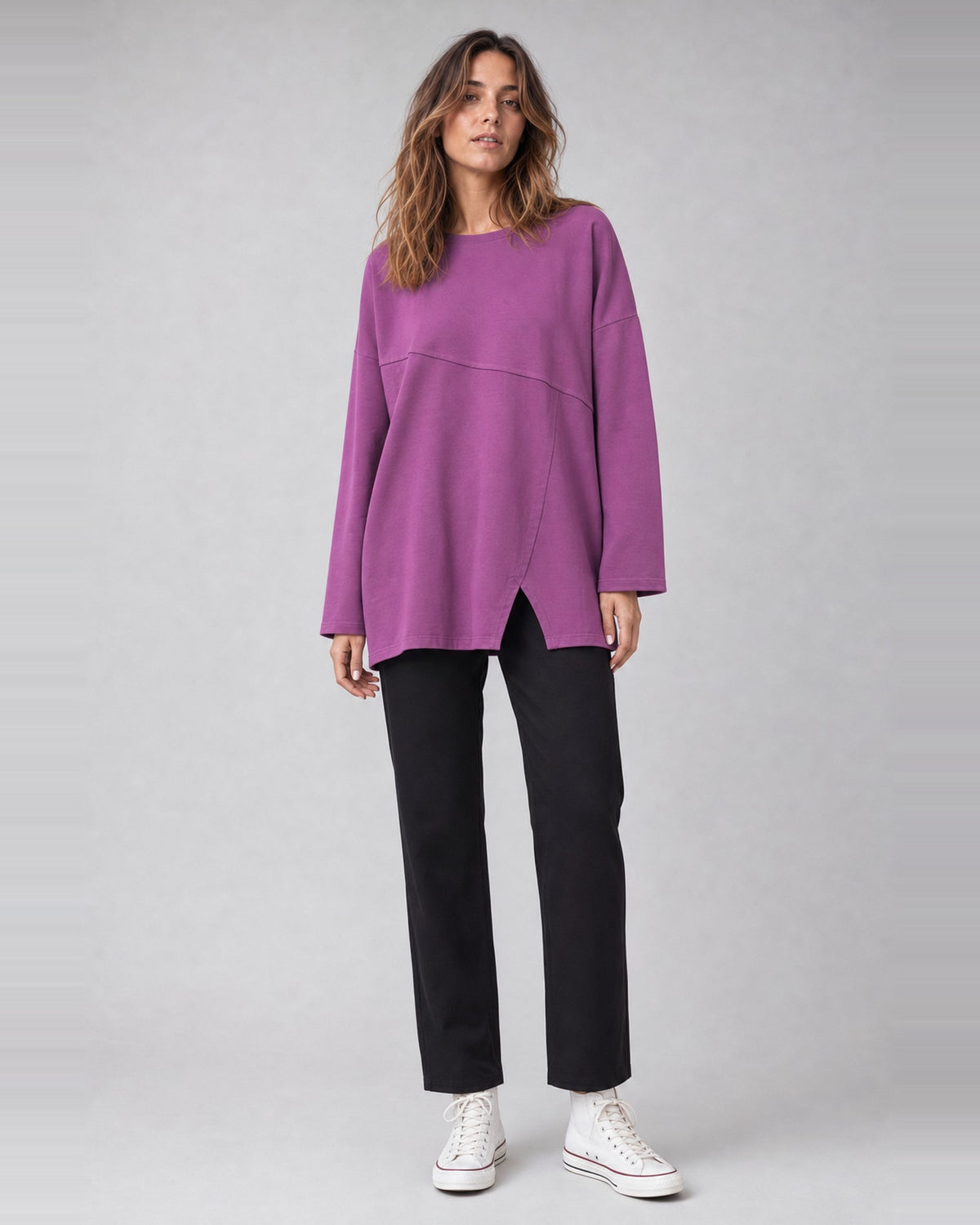 Bluză lejeră din bumbac cu cusătură în diagonală, în nuanța violet, purtată pe model, All Above Boutique